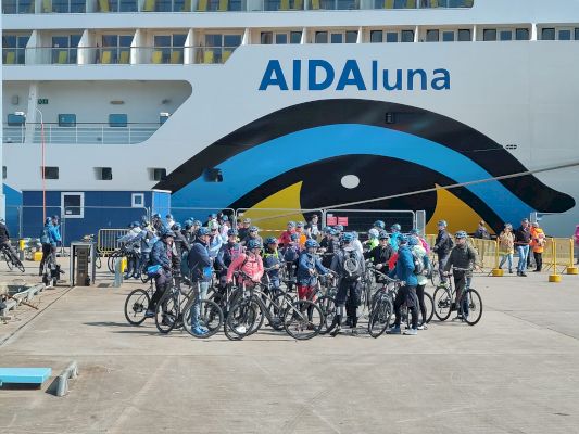‘a-ticking-time-bomb’-–-concerns-about-groups-of-tourists-cycling