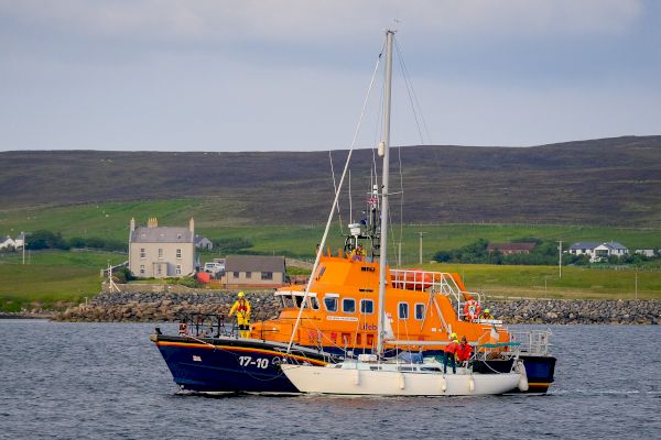 lifeboat-launched-to-aid-vessel-in-difficulty