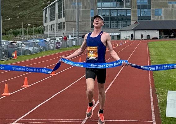 runners-cross-the-finishing-line-in-simmer-dim-half-marathon