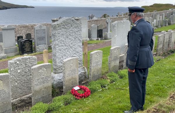 catalina-crew-lay-wreaths-at-war-graves