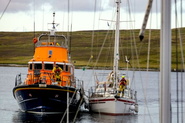 lerwick-lifeboat-assists-yacht-reported-to-be-taking-in-water