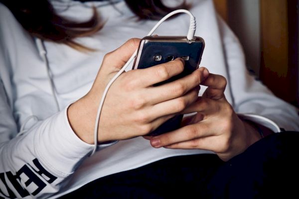 poll:-should-mobile-phones-be-banned-in-schools? 