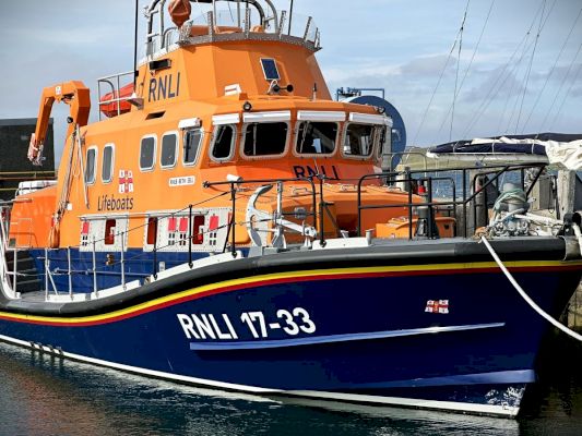 lerwick-lifeboat-assists-yacht-with-engine-problems