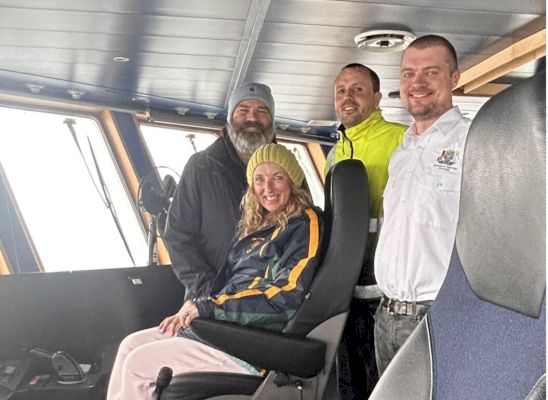 stars-of-still-game-and balamory-take-trip-on dagalien 