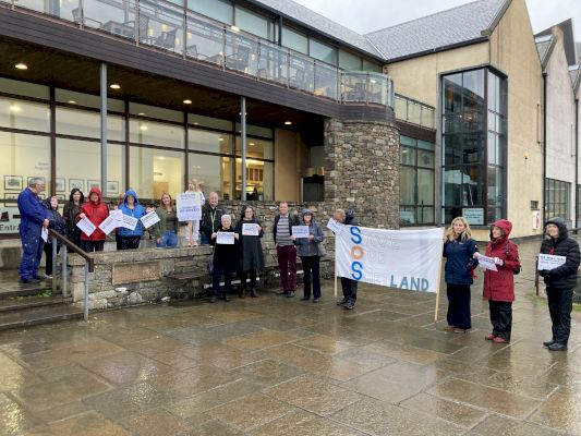 anti-windfarm-campaigners-protest-at-sse-‘celebration’-dinner