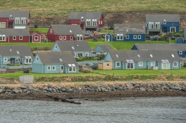 islanders-are-‘forgotten-and-abandoned,’-report-finds