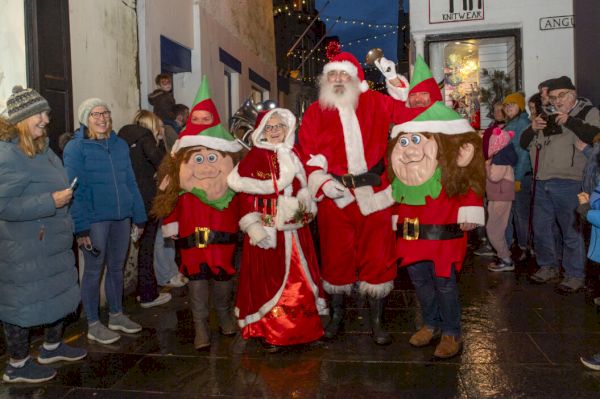 santa-makes-grand-entrance-to-kick-start-christmas-festivities
