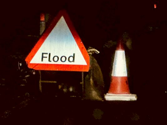 strong-winds-throw-ferry-timetable-and-draw-flood-alert