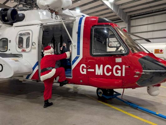 ‘eyes-to-the-skies’-santa-joins-coastguard-crew-to-spread-christmas-joy-across-the-isles