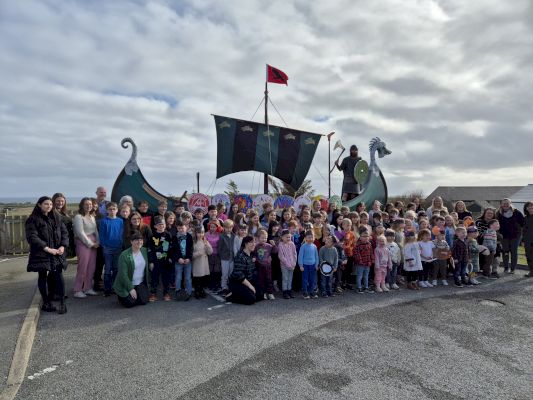 guizer-jarl-visits-cunningsburgh-primary