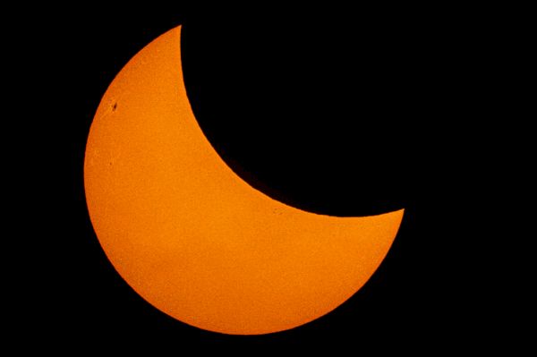 photographer-takes-advantage-of-clear-skies-to-capture-partial-solar-eclipse