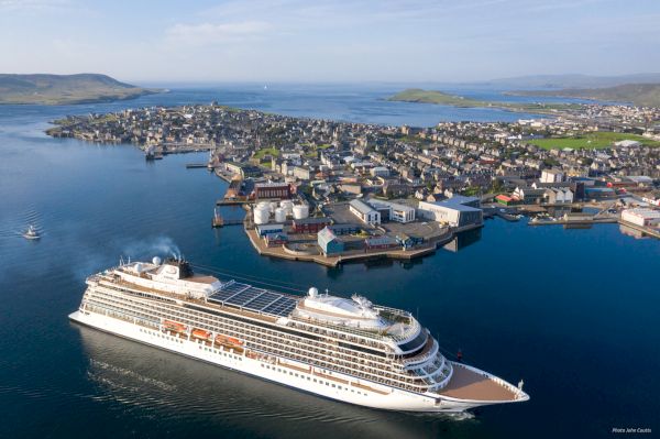 first-cruise-ship-arrives-at-lerwick