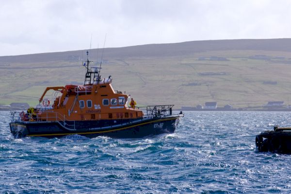 lifeboat-launched-after-engine-fire-on-sailing-boat 