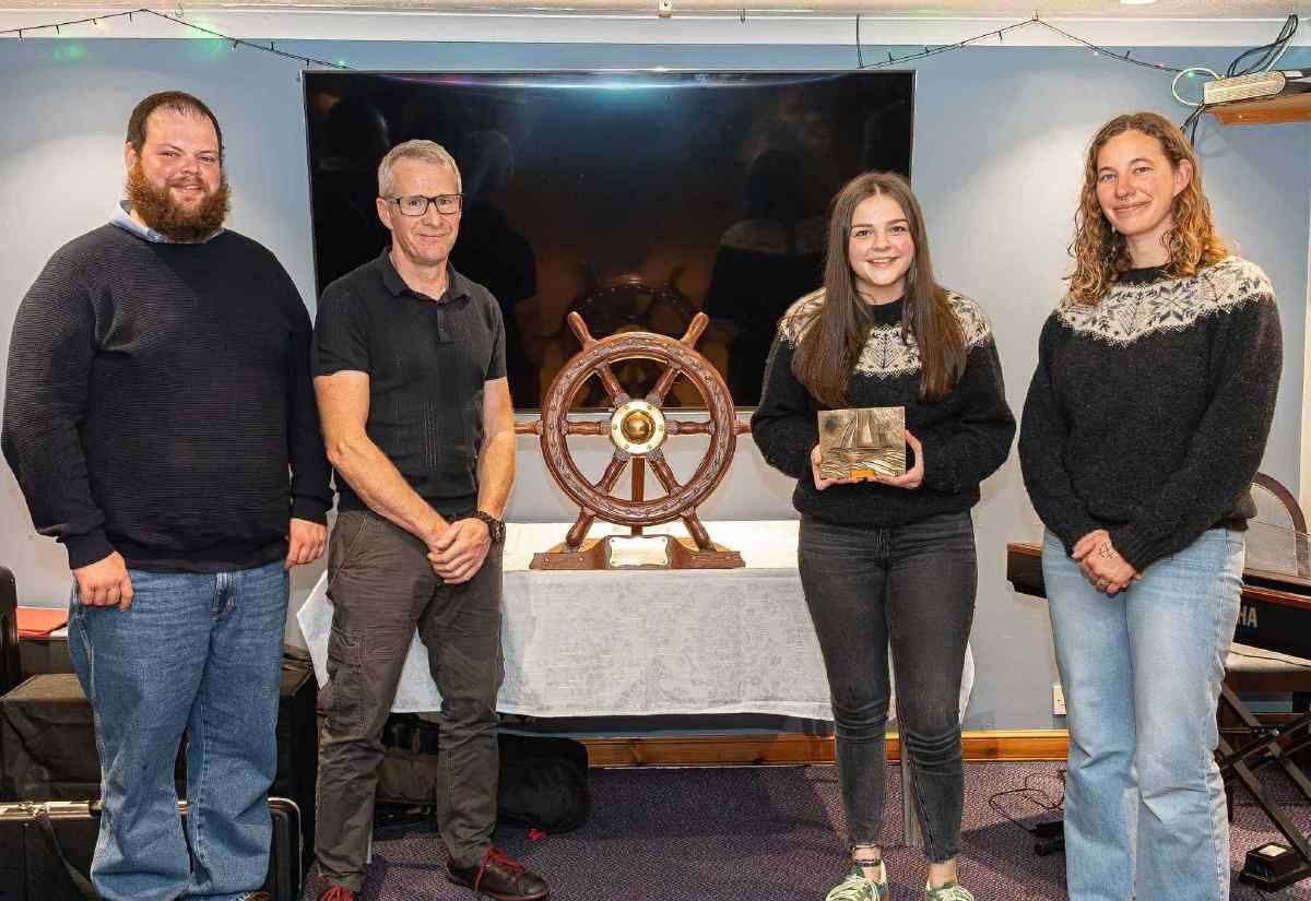 dedicated-swan-volunteer-presented-with-award