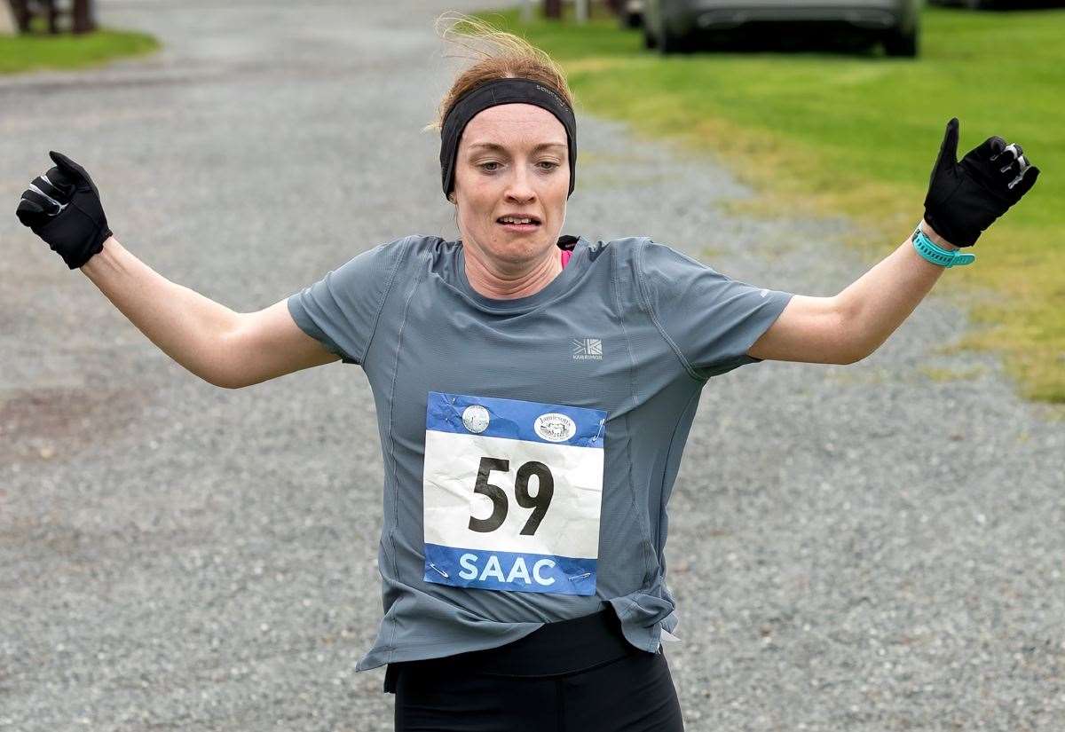 runners-storm-around-spiggie-in-10k-race