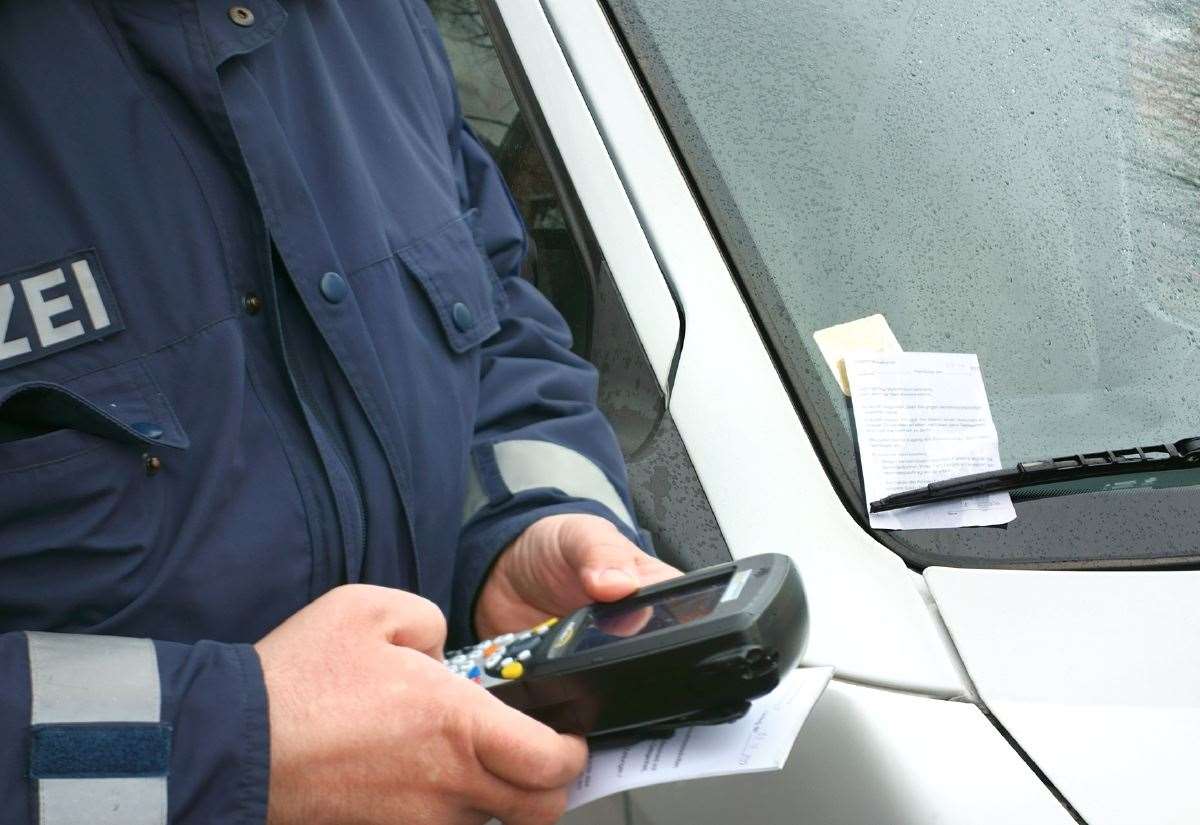 poll:-would-you-welcome-the-return-of-traffic-wardens?