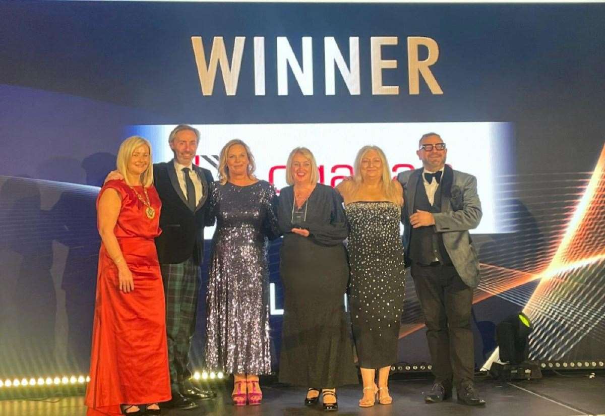 ‘five-years-flying-high!’-–-loganair-celebrates-domestic-airline-of-the-year-award