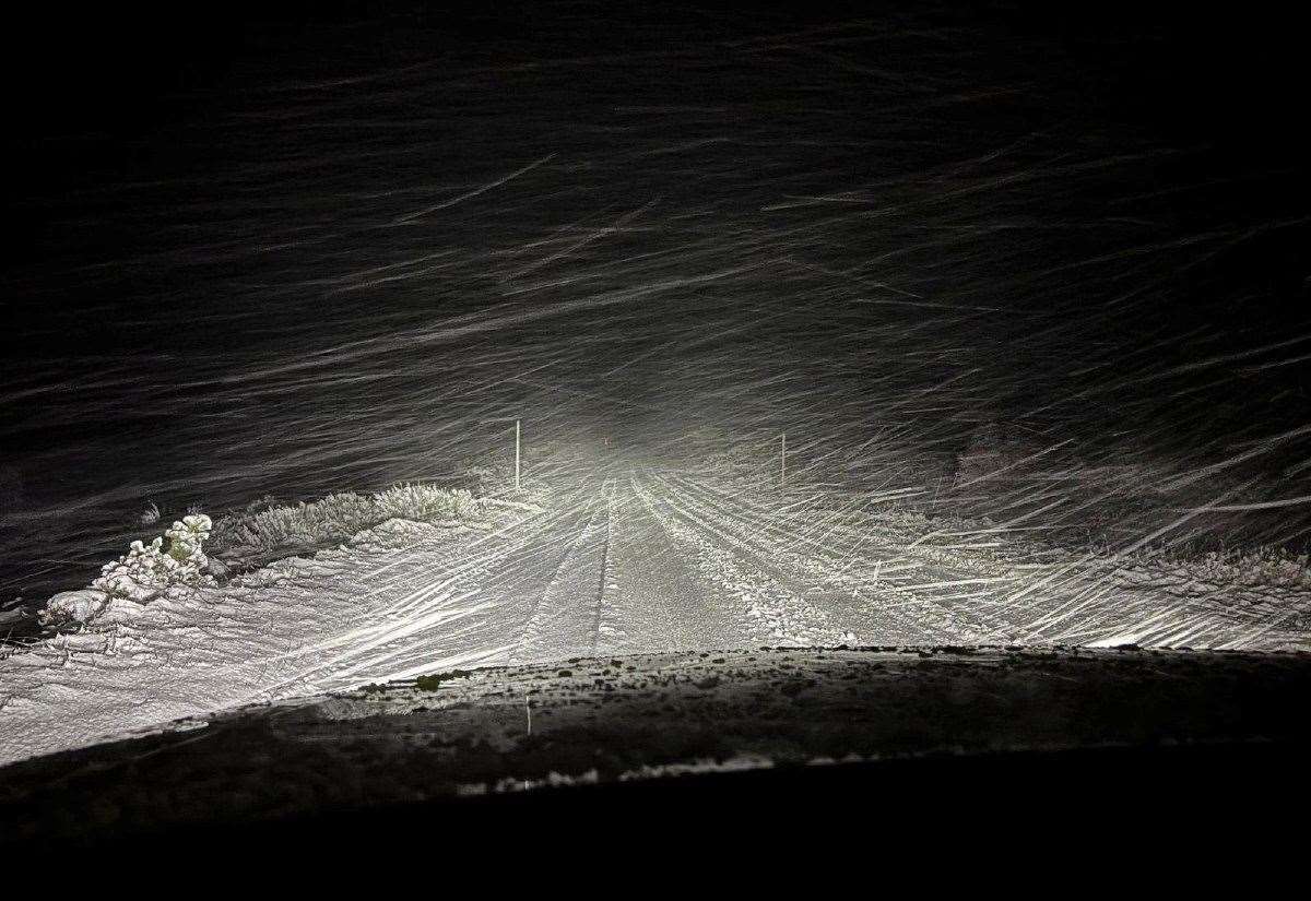 police-urge-drivers-to-stay-off-the-roads-unless-‘absolutely-necessary’-as-heavy-snow-makes-conditions-increasingly-hazardous